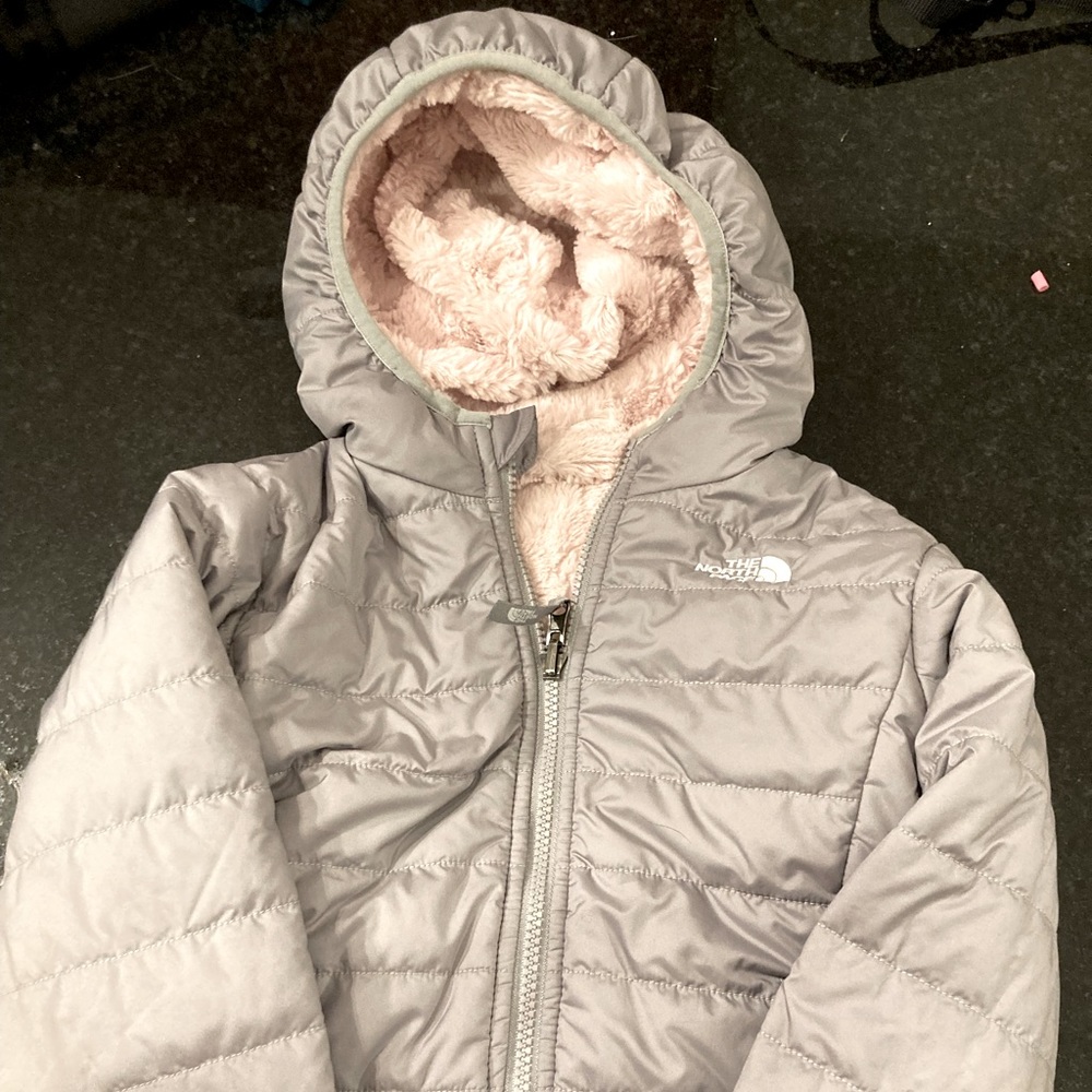 North face girls Mossbud reversible puffer coat, with faux Sherpa reverse. EUC.